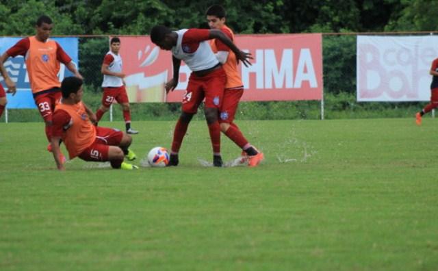 Sob chuva, elenco do Bahia treino na tarde desta terça-feira, de olho no Paraná, próximo adversário