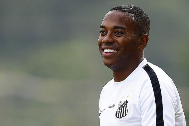 Robinho não treinou com o restante do elenco no gramado do CT Rei Pelé, mas voltará nesta quarta