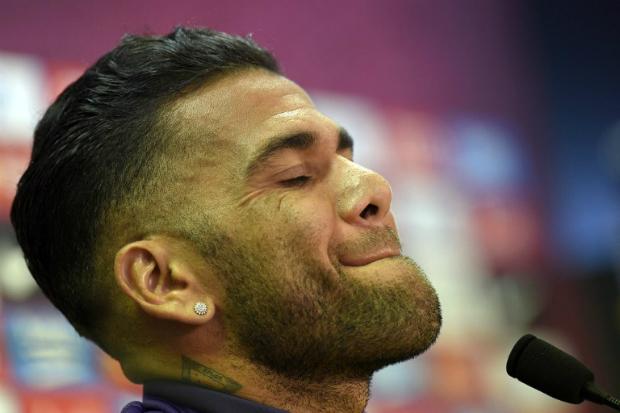 Dani Alves reclamou de tratamento que vem recebendo no Barcelona (Foto: LLUIS GENE / AFP)