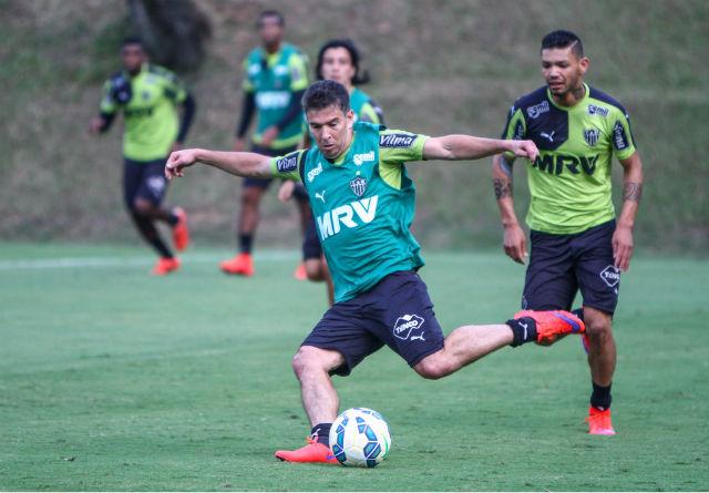 Carlos (ao fundo) acredita que dedicação durante treino diminuirá nervosismo e minimizará erros