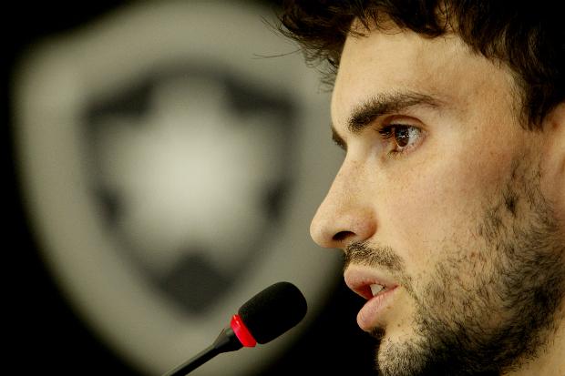 O atacante não defendeu o Botafogo contra o Atlético-GO, mas deve ser titular contra o Vitória