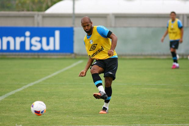 Fellipe Bastos é testado na lateral direita