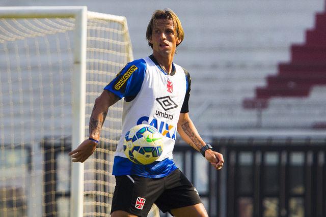 Diguinho deve, finalmente, tirar o colete e assumir o posto de titular no elenco vascaíno