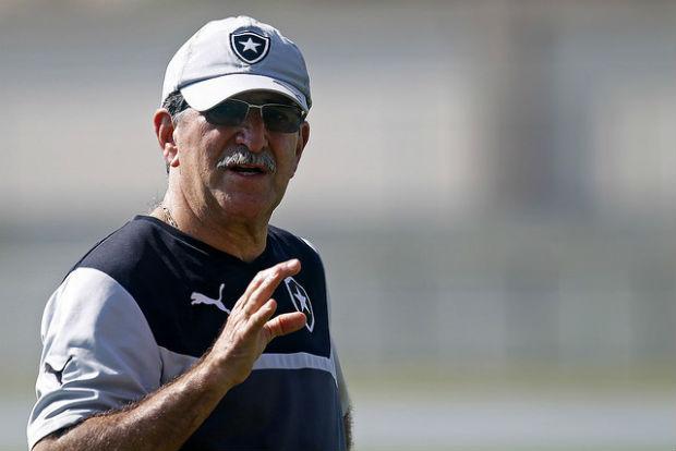 O técnico René Simões testou os titulares em treino coletivo no Engenhão (Foto: Vitor Silva)
