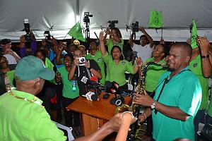 Após usar ambulância, Jack Warner dança em comício