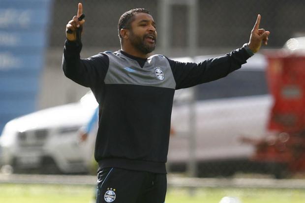 Treinador chega com relação próxima ao elenco por ser jovem e ter sido jogador do próprio Grêmio