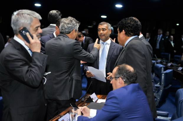 Romário recolheu assinaturas e conseguiu aprovar criação de CPI (foto: Waldemir Barreto/Agência Senado)