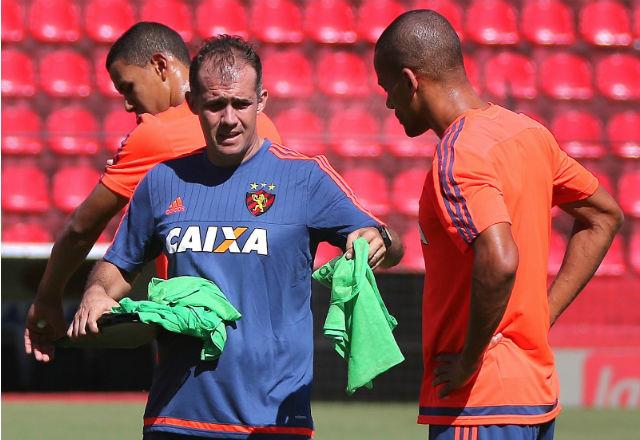 Eduardo Baptista ainda não confirmou quem serão os 11 titulares que vão a campo neste domingo, na Vila