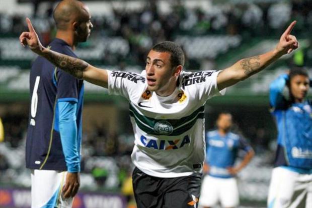 Autor do gol coxa-branca na derrota contra o Avaí, Paulinho pede reação do time em jogos fora de casa