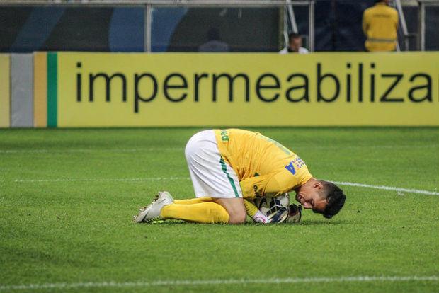 O goleiro Danilo parabenizou o adversário Renato Cajá pelo belo gol (Foto: Fernando Martinez)