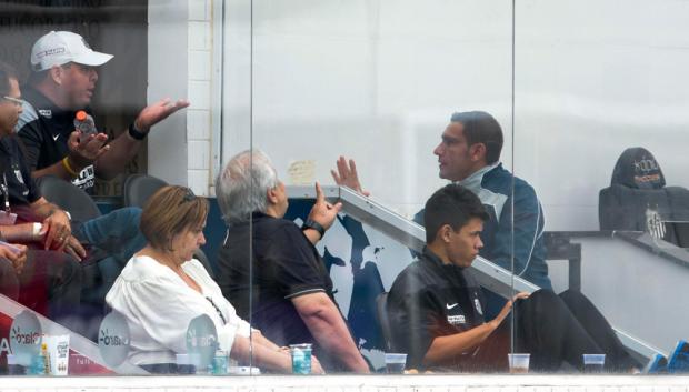 Marcelo Fernandes usou buraco em camarote para se comunicar com a comissão técnica durante primeiro tempo (Foto: Miguel Schincariol)