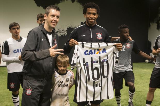 Hoje um líder do elenco corintiano, Gil completa 150 partidas pelo clube contra o grande rival