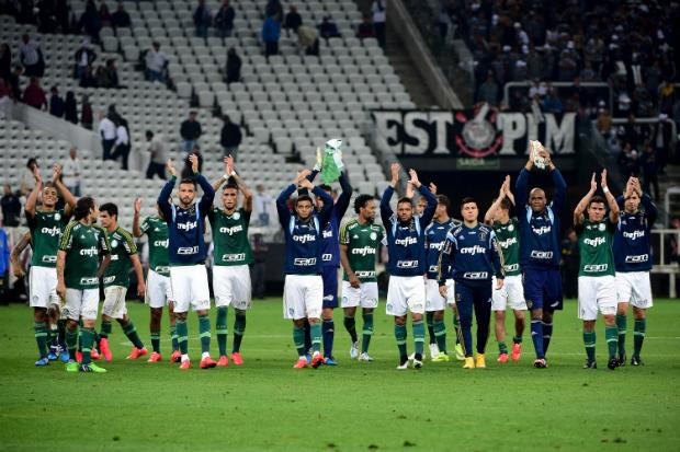 Antes de falar com a imprensa, o grupo alviverde se reuniu para aplaudir a torcida