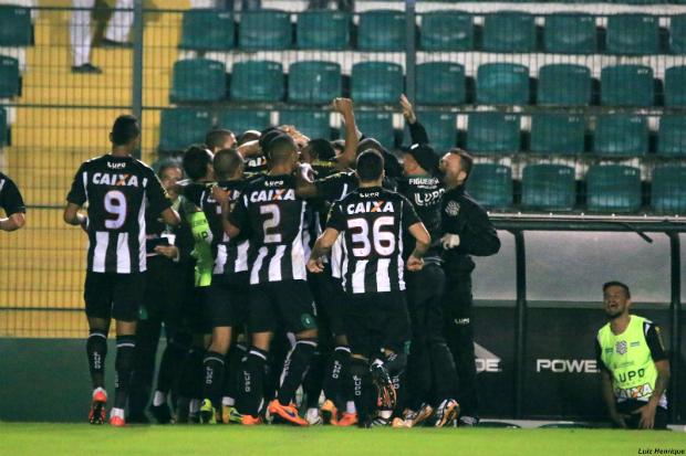 Figueirense teve primeira vitória do Brasileirão 2015, ao derrotar o Cruzeiro por 2 a 1