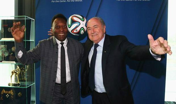 Com relação próxima a Blatter, Pelé se mostra satisfeito com reeleição do cartola à presidência da Fifa (Foto: 13/01/2014)