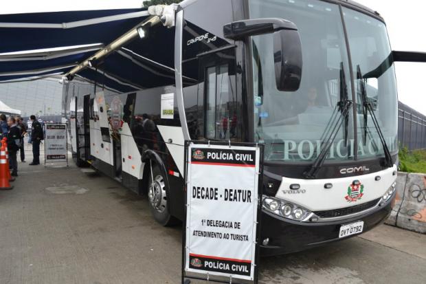 Ônibus que funciona como delegacia ‘estreou’ com bastante trabalho no clássico paulista (Foto: Rafael Iglesias)