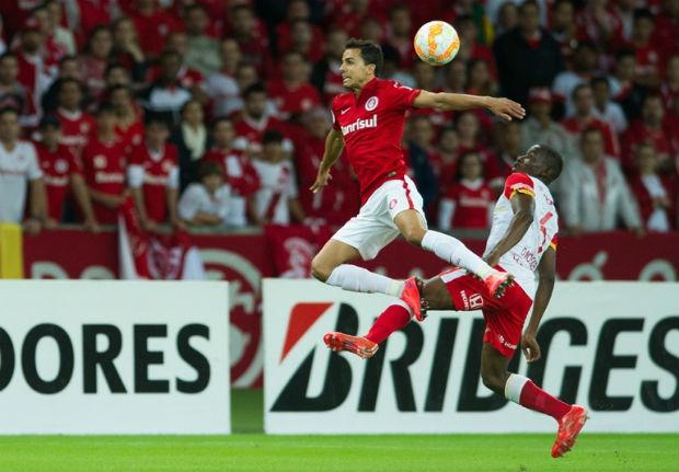 O atacante Nilmar se machucou contra o Santa Fe, mas já voltou aos treinos