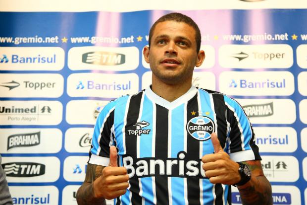 O retorno de Edinho foi um pedido do técnico Roger Machado, que queria mais uma opção para o meio-campo