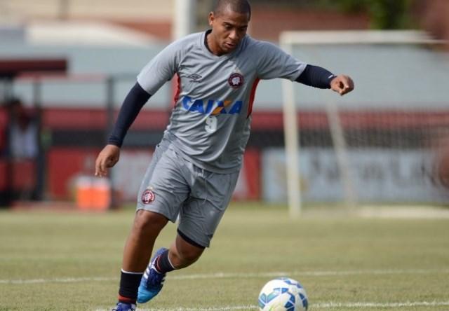 Expulso contra o Atlético-MG por xingar o árbitro, Walter poderá desfalcar o Furacão em até 12 jogos