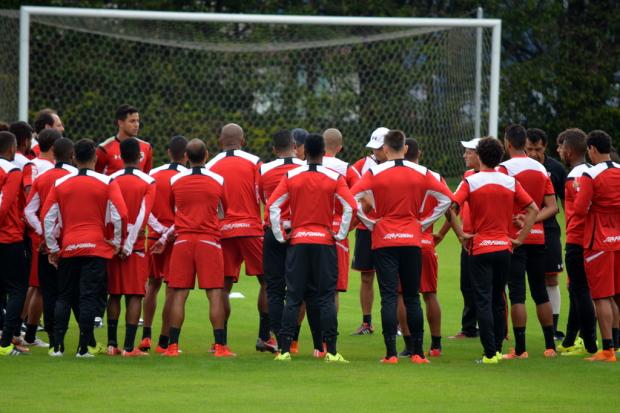 Juan Carlos Osorio conversou com elenco do São Paulo antes do treino e também individualmente com atletas