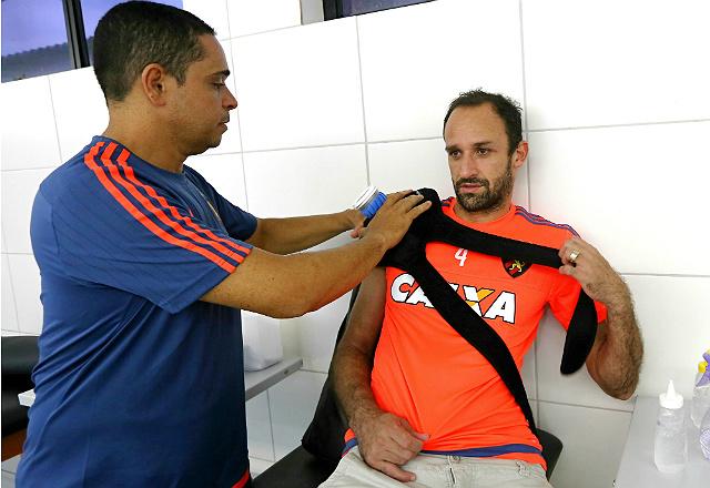 Magrão lesionou o ombro direito no jogo contra o Flamengo, pela segunda rodada do Brasileirão