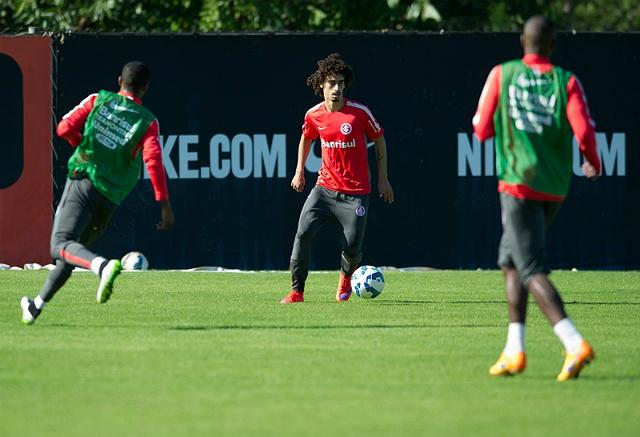 Valdívia participou do último treino do Inter e volta ao time nesta quinta-feira, contra o Palmeiras, no Allianz Parque