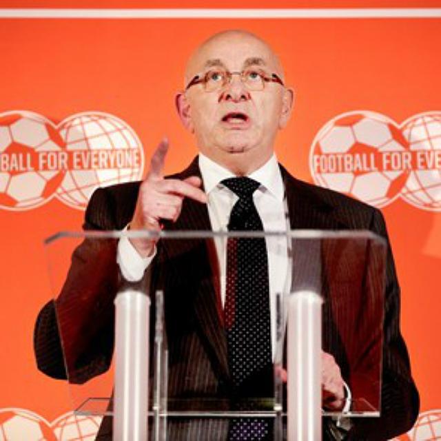 Michael Van Praag, presidente da Federação Holandesa de Futebol, aprovou a renúncia de Blatter