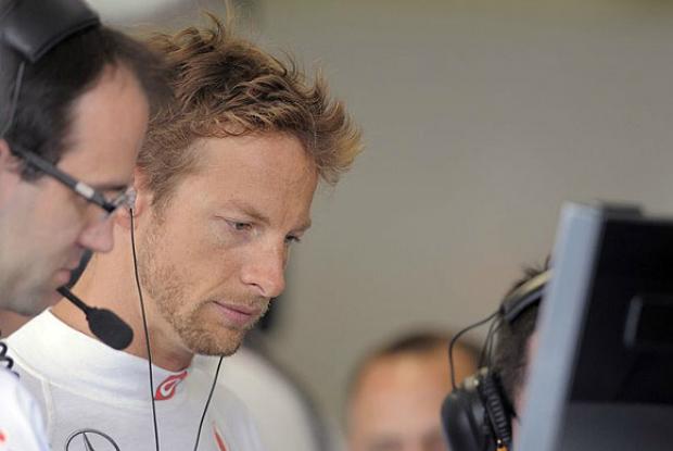 Longe das primeiras posições do Campeonato de Pilotos, Button rivaliza com Alonso, sem destaque