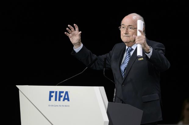 Blatter estaria vendo cerco se fechar sobre ele após prisão de sete cartolas (Foto:FABRICE COFFRINI / AFP)