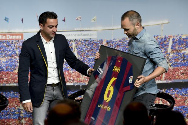Acompanhado do amigo Iniesta, Xavi (à esq.) recebeu homenagem por servir ao Barça por mais de duas décadas