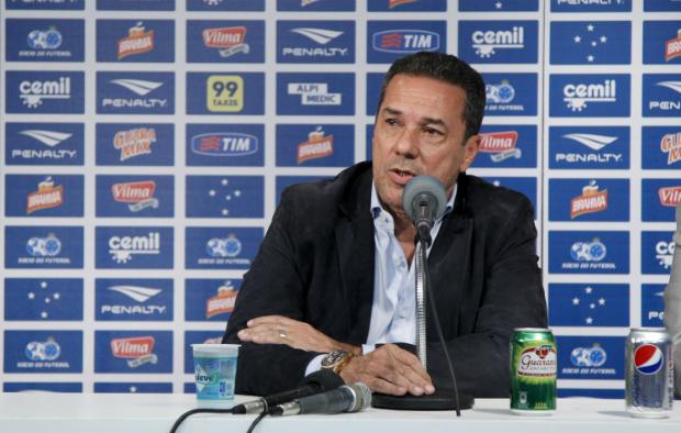Luxemburgo foi oficialmente apresentado no Cruzeiro na manhã desta sexta-feira (Foto: Washington Alves/Lightpress)