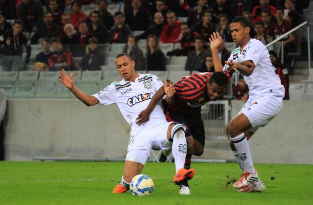 Bruno Alves (à direita) lamentou a derrota do Figueira para o Furacão, apesar da maior posse de bola alvinegra