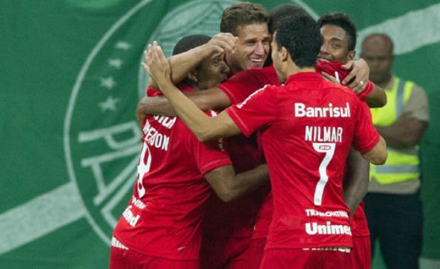 Rafael Moura contou com a sorte: bola espalmada por Prass bateu na sua cabeça e fez o Inter somar ponto