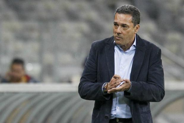 Por não ter Henrique, Luxa terá que mudar formação no meio-campo celeste neste sábado (Foto: Gualter Naves/Light Press)