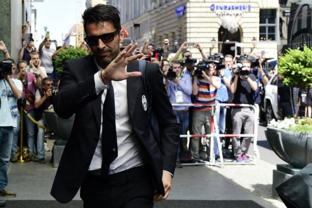 Após desembarcar na Alemanha nesta sexta-feira, Buffon tratou adversário como favorito (Foto: Olivier Morin)