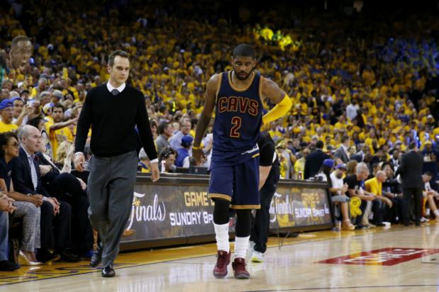 Kyrie Irving fraturou a patela da perna esquerda e perderá as finais da NBA contra os Warriros