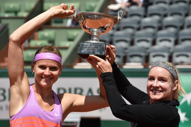 Ao lado de Mettek-Sands, Lucie Safarova sagrou-se campeã do torneio de duplas femininas em Roland Garros (Foto: Pascal Guyot)