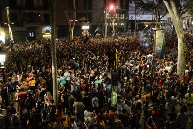 Parte da torcida que celebrou o título nas ruas de Berlim encontrou problemas para voltar à Espanha (Foto: Josep Lago)