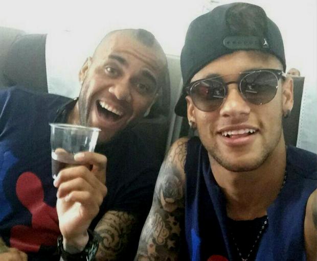 Craque posa ao lado de Dani Alves no dia seguinte à conquista da Liga dos Campeões da Europa