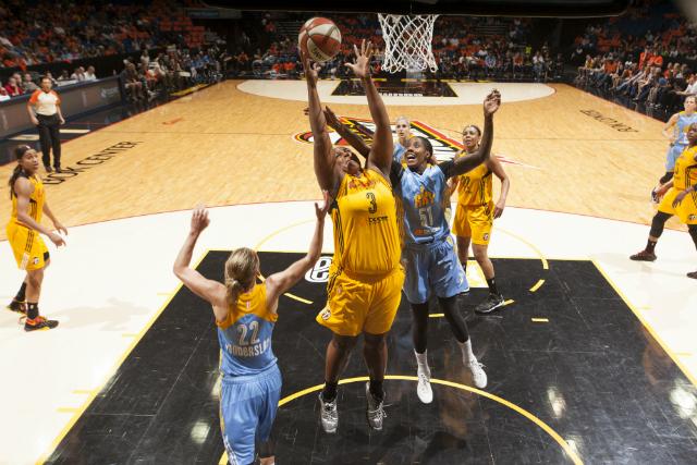 O Chicago Sky, de Clarissa dos Santos, não conseguiu segurar o Tulsa Shock fora de casa (Foto: Shane Bevel)