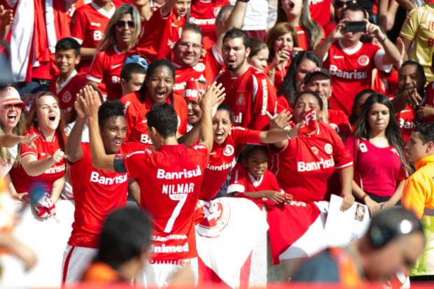 Vitinho e Nilmar fizeram a festa da torcida colorada, que prestou tributo a Fernandão e celebrou vitória do Inter no Nacional