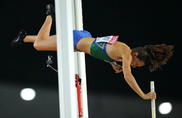 Fabiana Murer saltou em 4,72m para levar o ouro da etapa britânica da Liga Diamante (Foto: Peter Parks)