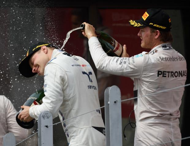 Valtteri Bottas (à esquerda) subiu ao pódio em Montreal ao lado de Rosberg e Hamilton