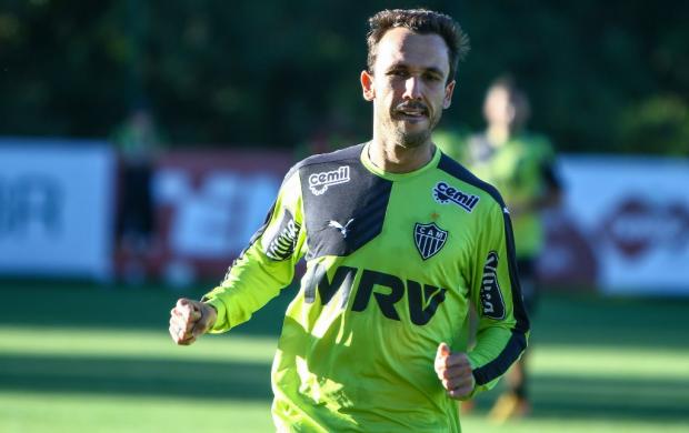 Levir Culpi testou Thiago Ribeiro na vaga de Carlos nesta segunda; Maicosuel substituiu Luan, que é dúvida