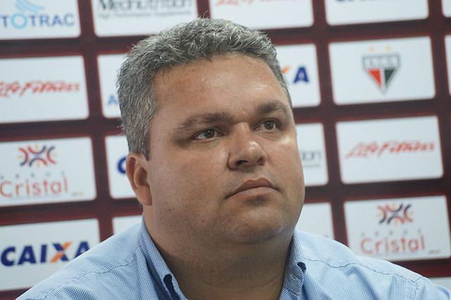Adson Batista indicou que o novo treinador do Atlético-GO terá pulso firme