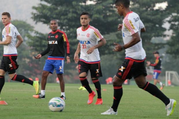 Cristóvão Borges supervisionou treino de passes e exigiu bastante de seus atletas (Foto: Gilvan de Souza/Flamengo)