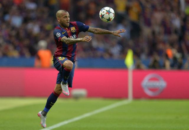 Após polêmicas com diretoria, Daniel Alves renova contrato com Barcelona por mais dois anos (Foto:Oliver Lang)