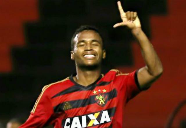 Élber deverá retornar à equipe em dois meses, quando estará recuperado do problema no joelho