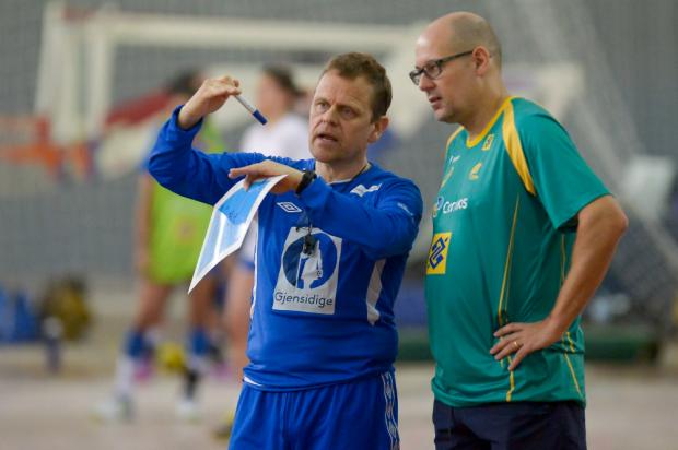 Ao lado de Morten Soubak, técnico da Seleção Brasileira, Thorir Hergeirsson está gostando da preparação da Noruega no Rio (Foto:Alexandre Loureiro)