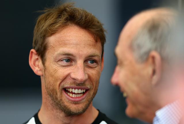 O britânico Jenson Button já vê melhorias implantadas nos carros da McLaren (Foto: Clive Mason)